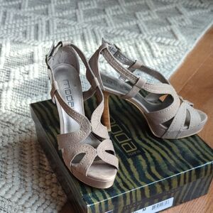 Moda Women's Beige Strappy Heels